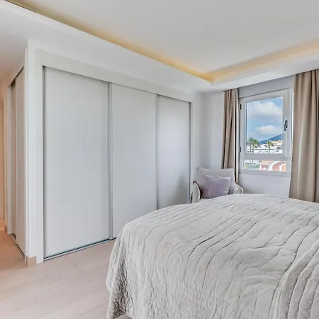 Newly Built 3 Bdrm Lavish Penthouse Next To Lägenhet