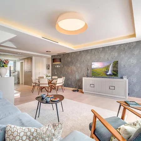 Newly Built 3 Bdrm Lavish Penthouse Next To * 马尔韦利亚